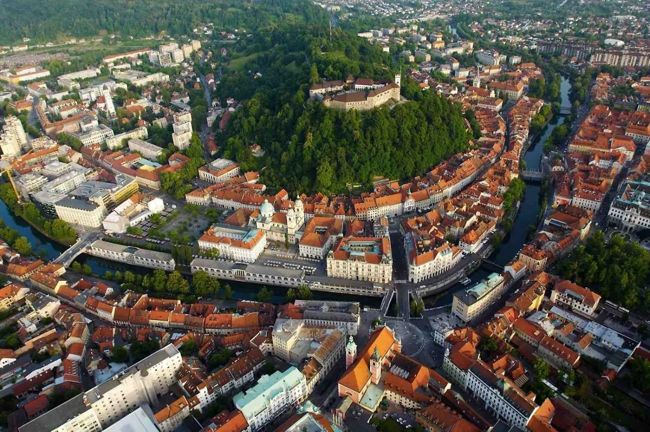 Apartment By The Castle Hill Lubiana